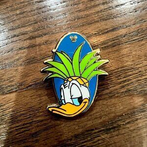 💛 (5/$35) - SHANGHAI DISNEY Hidden Mickey Summer 2017 Pin: Donald Pineapple 3/6